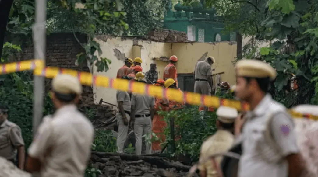Delhi dargah roof collapse